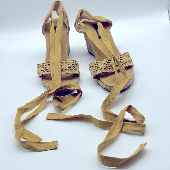 Ladies yellow/mustard coloured espadrilles, top is canvas heel is cord (jute) - Picture 5 of 5